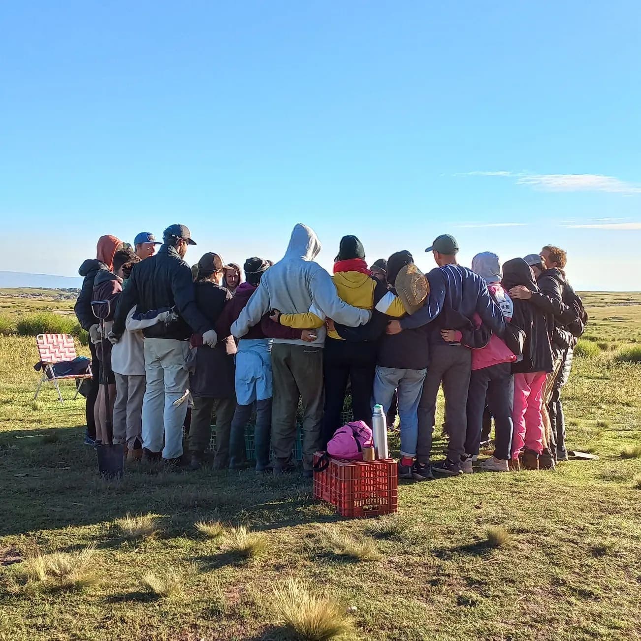 Equipo en territorio junto a aliados
